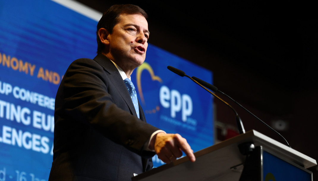 El presidente de la Junta y del PP de Castilla y León, Alfonso Fernández Mañueco, interviene durante el encuentro del Grupo de Trabajo del EPP.