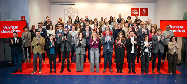 La candidata a la Presidencia de Aragón, Pilar Alegría, en el centro de la foto de familia con los candidatos de las listas del PSOE Aragón por las tres provincias para las elecciones del 8F.