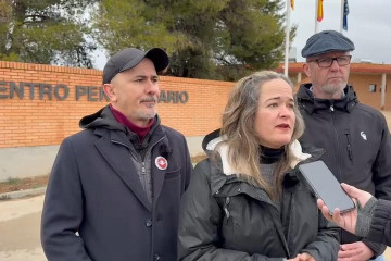 María Goikoetxea, Francho Aijón y Ricard Mitjana, frente al Centro Penitenciario de Zuera.
