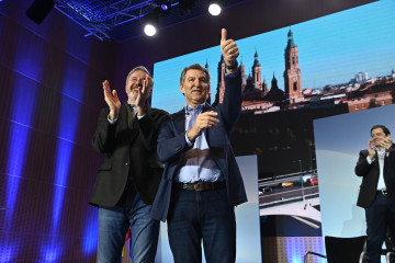 El presidente del Partido Popular, Alberto Núñez Feijóo (d), y el presidente del PP de Aragón, Jorge Azcón (i), durante la clausura del acto de presentación de la 'Declaración de Zaragoza', en 