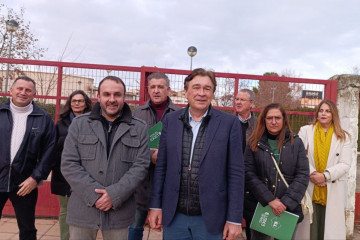 El candidato de Coalición Existe a la Presidencia de Aragón, Tomás Guitarte, junto al coordinador de Teruel Existe en el Bajo Aragón y también candidato, Jorge Santafé,  y otros representantes d