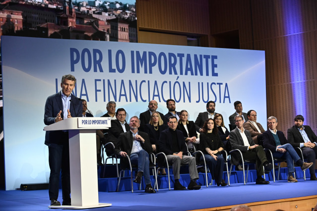 El presidente del Partido Popular, Alberto Núñez Feijóo (i), el presidente de la Junta y del PP de Castilla y León, Alfonso Fernández Mañueco (2 fila, i), el presidente de la Xunta de Galicia, Alfonso Rueda (1 fila, 2d), la presidenta de la Comunidad de M