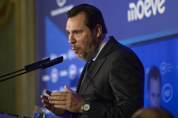 El ministro de Transportes y Movilidad Sostenible, Óscar Puente, durante un desayuno informativo de Nueva Economía Fórum, en el Real Casino Gran Círculo, a 15 de enero de 2026, en Madrid (España)