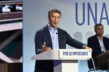 El presidente del Partido Popular, Alberto Núñez Feijóo, durante la clausura del acto de presentación de la 'Declaración de Zaragoza', en el World Trade Center, a 18 de enero de 2026, en Zaragoza