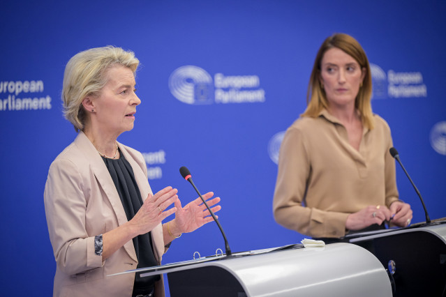 Archivo - La presidenta de la Comisión Europea, Ursula Von Der Leyen (i) y la presidenta del Parlamento Europeo, Roberto Metsola (d), durante el acto de presentación del equipo de la Comisión Europea ante la Eurocámara, a 27 de noviembre de 2024, en Bruse