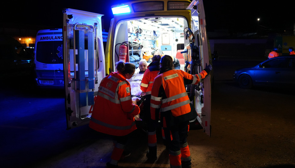 Un herido es trasladado desde el Polideportivo de Adamuz tras el accidente de tren