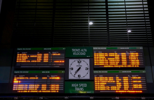 Paneles con las indicando la cancelación de los trenes destino Madrid. A 19 de enero del 2026 en Sevilla