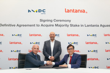 Firma del acuerdo por Haris Giatsos, consejero delegado de NMDC Infra, y Federico Ávila, presidente de Lantania, acompañados por Yasser Zaghloul, consejero delegado de NMDC Group