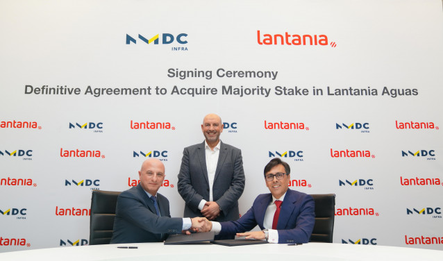 Firma del acuerdo por Haris Giatsos, consejero delegado de NMDC Infra, y Federico Ávila, presidente de Lantania, acompañados por Yasser Zaghloul, consejero delegado de NMDC Group