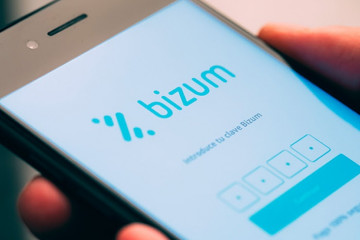 Archivo - Imagen de un usuario utilizando Bizum en su móvil.