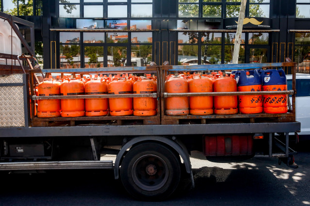 Archivo - Camión cargado con varias bombonas de butano.