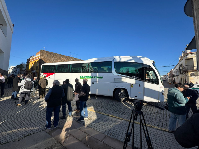 Autobús fletado para trasladar a familiares de afectados desde el Centro de Mayores de Adamuz al Centro Cívico Poniente Sur de Córdoba.