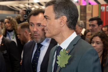 Archivo - El ministro de Transportes, Óscar Puente (i) y el presidente del Gobierno, Pedro Sánchez (d).