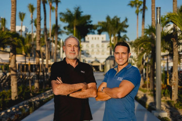 Luis Riu, CEO de RIU Hotels, y Luis Riu Rodríguez, director ejecutivo de las Operaciones en la zona Atlántica, en el hotel Riu Jalisco, en México, reabierto en 2025.