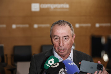 Archivo - El síndic de Compromís en Les Corts, Joan Baldoví, atiende a los medios de comunicación, en una imagen de archivo