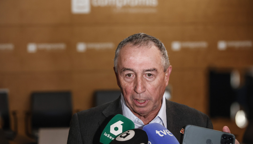 Archivo - El síndic de Compromís en Les Corts, Joan Baldoví, atiende a los medios de comunicación, en una imagen de archivo