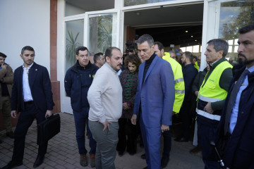 El presidente del Gobierno, Pedro Sánchez (3d), junto al presidente de la Junta de Andalucía, Juanma Moreno (2i), y la vicepresidenta primera y ministra de Hacienda, María Jesús Montero, saluda al