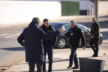 El presidente de la Junta de Andalucía, Juanma Moreno, y el consejero de Sanidad, Antonio Sanz, este lunes en Adamuz (Córdoba).