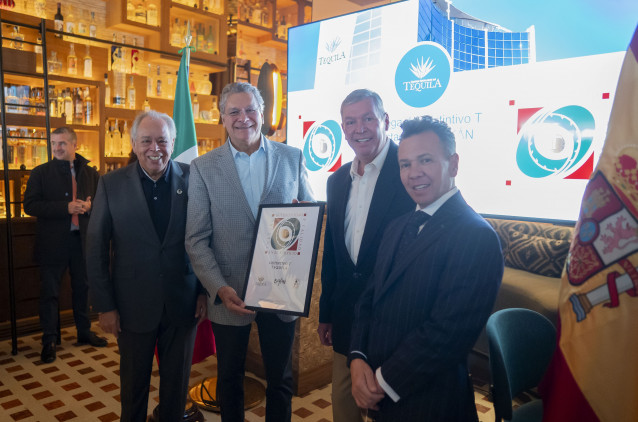 El gobernador de Jalisco, Pablo Lemus, y el presidente del Consejo Regulador del Tequila, Aurelio López Rocha, durante la entrega del Distintivo T al restaurante Bakan, a 19 de enero de 2026, en Madrid (España).