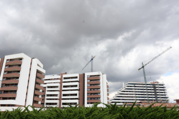 Archivo - Edificación de viviendas, a 20 de junio de 2024, en Tres Cantos, Madrid (España).