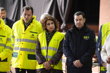 La vicepresidenta primera del Gobierno y ministra de Hacienda, María Jesús Montero,  el ministro de Transportes, Óscar Puente y el presidente de la Junta de Andalucía, Juanma Moreno, durante una a