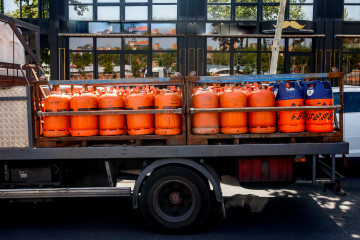 Archivo - Camión cargado con varias bombonas de butano.