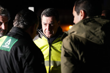 El presidente de la Junta de Andalucía atiende a los medios de comunicación tras visitar a los equipos emergencias en el Polideportivo de Adamuz , a 19 de enero de 2026 en Adamuz (Córdoba, España)