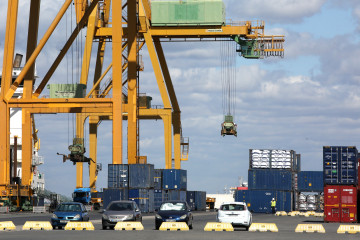 Archivo - Contenedores de exportación en el puerto de Huelva