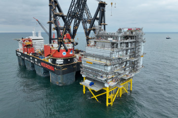 Archivo - Iberdrola instala la estación convertidora de su 'megaparque' eólico marino 'East Anglia 3'