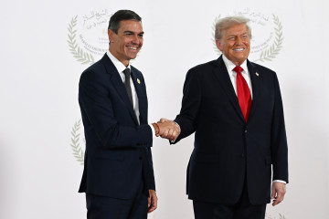 Archivo - El presidente del Gobierno, Pedro Sánchez (izda), y el presidente de Estados Unidos (dcha), Donald Trump, en una imagen de archivo