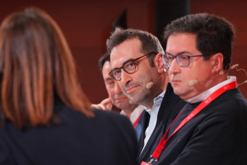 Archivo - El ministro de Economía, Comercio y Empresa, Carlos Cuerpo (i) y el ministro para la Transformación Digital y de la Función Pública, Óscar López (d).