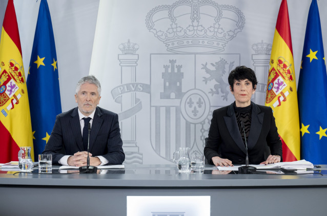El ministro del Interior, Fernando Grande-Marlaska, y la ministra de Inclusión Seguridad Social y Migracioneas y Portavoz del Gobierno, Elma Saiz, durante la rueda de prensa posterior al Consejo de Ministros