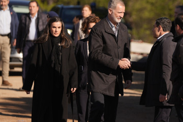 Los Reyes Felipe VI y Letizia, a su llegada a la zona cero del accidente ferroviario en Adamuz (Córdoba), este martes