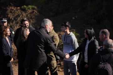 Los Reyes saludan a vecinos que ayudaron a auxiliar a heridos del accidente de tren de Adamuz (Córdoba).