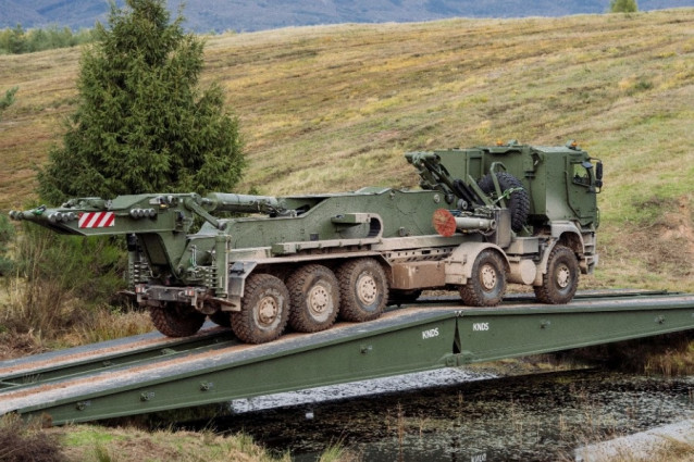 Archivo - Un lanzapuentes Leguan de KNDS