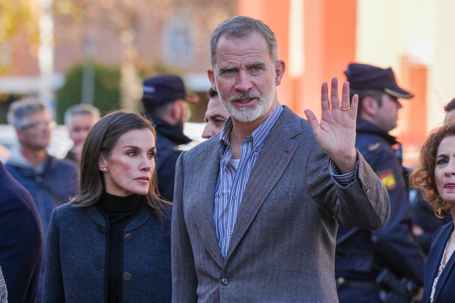 Los Reyes Felipe VI y Letizia, a su llegada al Centro Cívico Poniente Sur de Córdoba donde se ha situado el punto de información para familiares de la víctimas del accidente ferroviario de Adamuz