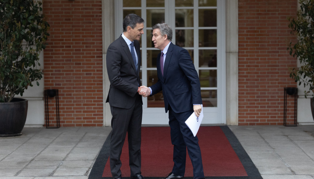 Archivo - El presidente del Gobierno, Pedro Sánchez (i), recibe al presidente del Partido Popular, Alberto Núñez Feijóo (d), en el Palacio de la Moncloa, a 13 de marzo de 2025, en Madrid (España)
