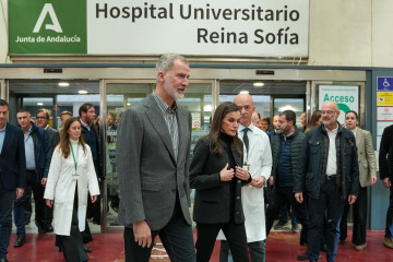 Los Reyes, Felipe VI y Letizia, se han desplazado al Hospital Universitario Reina Sofía de Córdoba, para visitar a los heridos y sus familiares. Se trata del centro hospitalario que acoge al mayor n
