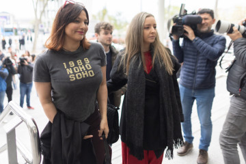 Archivo - La actriz Elisa Mouliaá (i) llega a los Juzgados de Plaza de Castilla para entregar su teléfono móvil a fin de que la Policía Nacional pueda analizar las conversaciones que mantuvieron, 