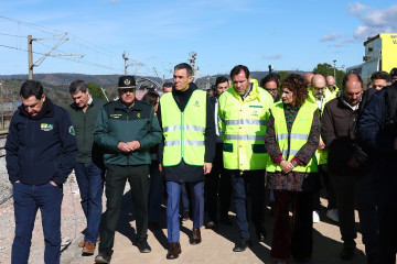 El presidente del Gobierno, Pedro Sánchez; el ministro de Transportes y Movilidad Sostenible, Óscar Puente, y la vicepresidenta primera y ministra de Hacienda, María Jesús Montero, en la zona del 