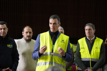 El presidente del Gobierno, Pedro Sánchez, acompañado del presidente de la Junta, Juanma Moreno, en su comparecencia este lunes en Adamuz (Córdoba) tras el accidente entre dos trenes