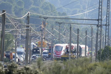 Imagen de la zona del siniestro ferroviario donde dos nuevas grúas de gran tonelaje se incorporan a las tareas para el levantamiento de los vagones. A 20 de enero de 2026, en Adamuz, Córdoba, Andalu