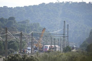Imagen de la zona del siniestro ferroviario donde dos nuevas grúas de gran tonelaje se incorporan a las tareas para el levantamiento de los vagones. A 20 de enero de 2026, en Adamuz, Córdoba, Andalu