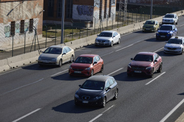Archivo - Decenas de coches en una autopista española, a 27 de diciembre de 2024, en Madrid (España).