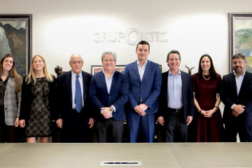 Archivo - En el centro, el presidente de Grupo Ortiz, Juan Antonio Carpintero; el director corporativo de Inversiones de Cofides, Miguel Ángel Ladero; y el consejero delegado de Grupo Ortiz, Javier d