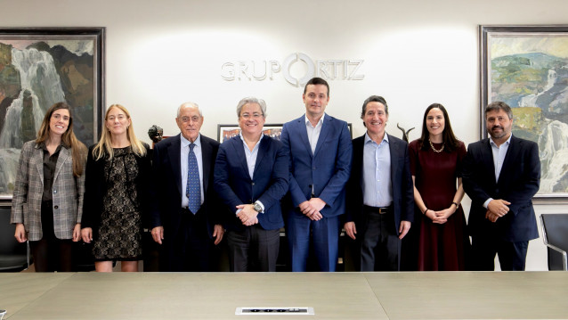 Archivo - En el centro, el presidente de Grupo Ortiz, Juan Antonio Carpintero; el director corporativo de Inversiones de Cofides, Miguel Ángel Ladero; y el consejero delegado de Grupo Ortiz, Javier de la Mata; junto a los equipos de Cofides y Grupo Ortiz.