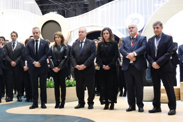 El ministro de Industria y Turismo, Jordi Hereu,durante un minuto de silencio por las víctimas del accidente.