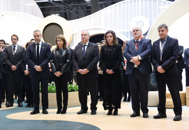 El ministro de Industria y Turismo, Jordi Hereu,durante un minuto de silencio por las víctimas del accidente.