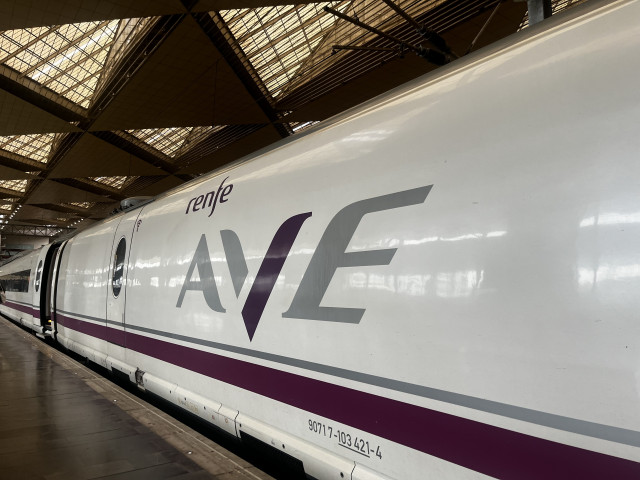 Archivo - Un tren AVE parado en la estación de Delicias de Zaragoza