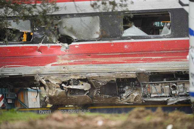 Imagen de los trabajos de rescate de los convoyes de trenes accidentados en la zona del suceso en Adamuz (Córdoba)
